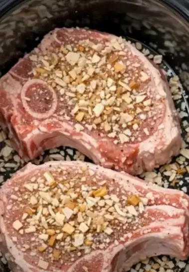 Slow Cooker Pork Chops with Onion Soup Gravy – Easy Comfort Food Classic