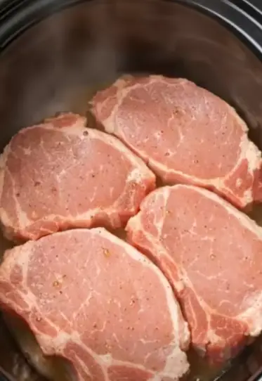 Creamy Slow Cooker Pork Chops – Tender, Savory, and Effortlessly Delicious