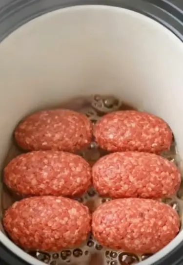 4-Ingredient Slow Cooker Salisbury Steak Patties – Easy Comfort Food Classic