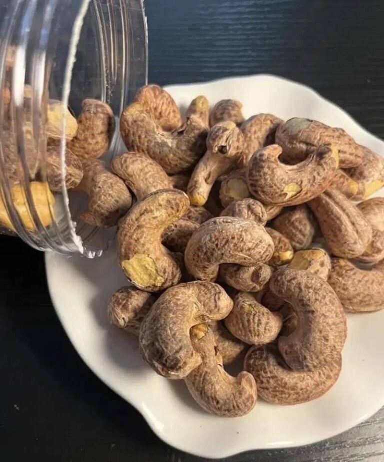 Doctors Reveal What Really Happens When You Eat Cashews Regularly
